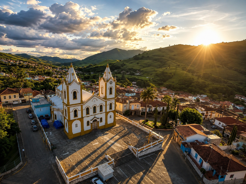 Igreja histórica de Cristina (MG), na Serra da Mantiqueira, ao pôr do sol